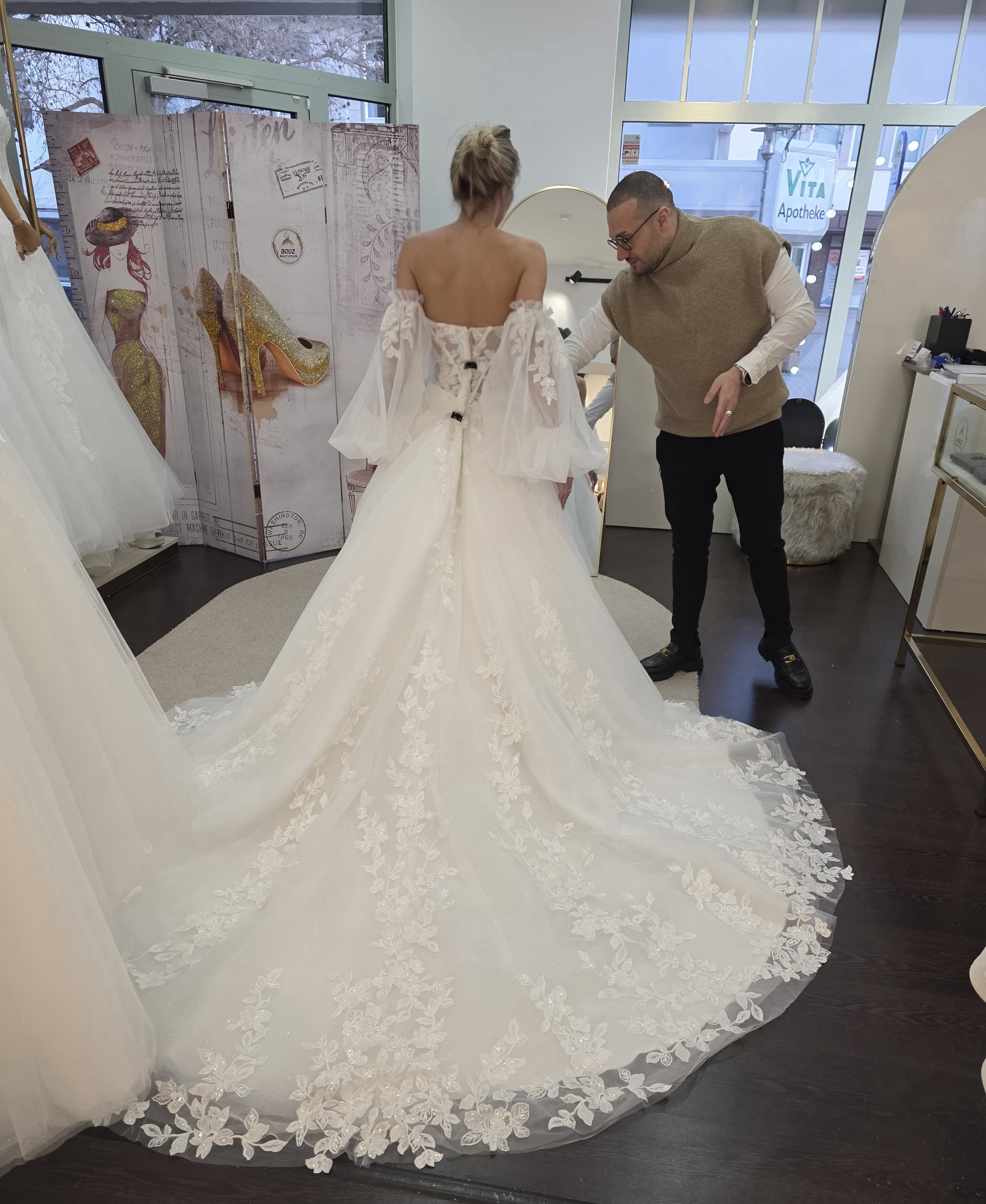 Sami Bouz bei der Anpassung eines Brautkleids