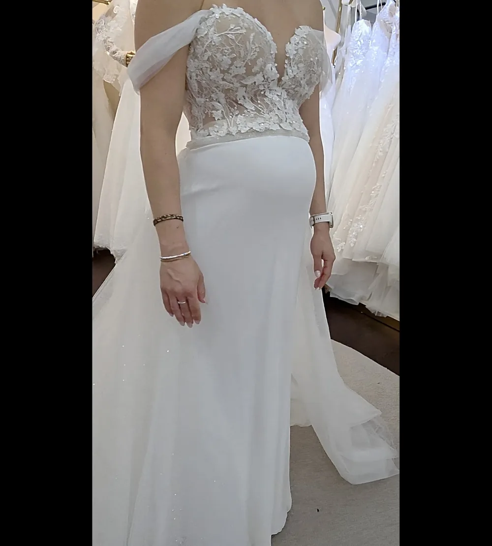 Echte Brautkleid-Anprobe während der Schwangerschaft im Atelier