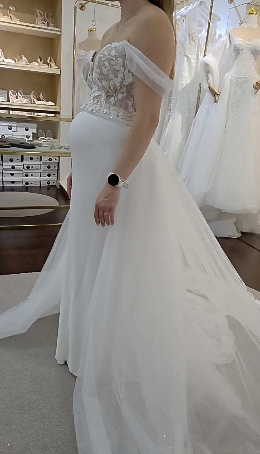 Detail einer realen Brautkleid-Anprobe in der Schwangerschaft